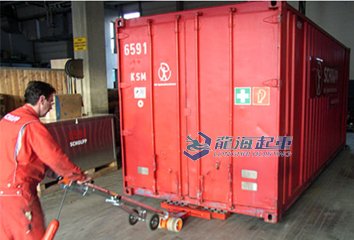 集裝箱移運(yùn)用電動(dòng)搬運(yùn)牽引器