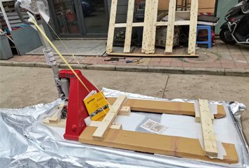 進(jìn)口手動液壓搬運(yùn)車實(shí)物圖二