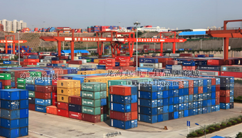 集裝箱舉升機使用場景圖一集裝箱堆場